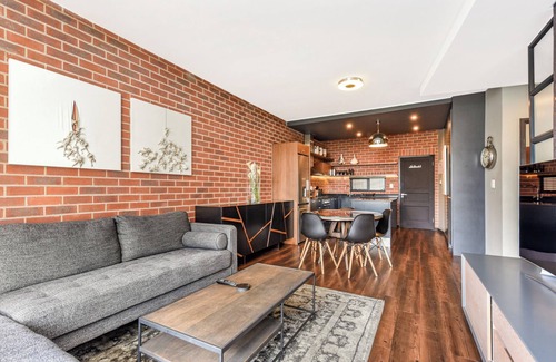 Greater Johannesburg Metropolitan Area Apartment | Black Pearl: Rosebank's Hidden Gem