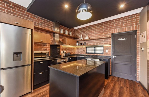 Greater Johannesburg Metropolitan Area Apartment | Black Pearl: Rosebank's Hidden Gem