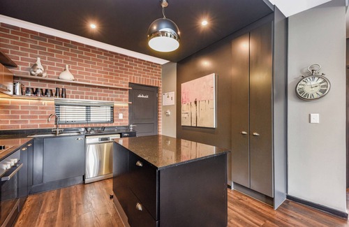 Greater Johannesburg Metropolitan Area Apartment | Black Pearl: Rosebank's Hidden Gem