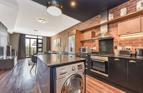 Greater Johannesburg Metropolitan Area Apartment | Black Pearl: Rosebank's Hidden Gem
