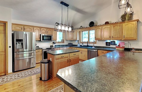 Swanton House | Black Pines Lodge | Great Views, Hot Tub, Fire Pit