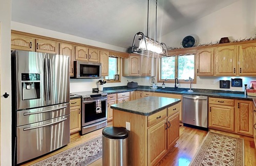 Swanton House | Black Pines Lodge | Great Views, Hot Tub, Fire Pit