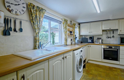 Woodbridge House | Black Tiles - Two Bedroom House, Sleeps 4