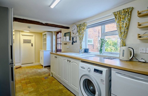 Woodbridge House | Black Tiles - Two Bedroom House, Sleeps 4