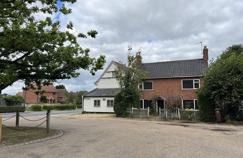 Woodbridge House | Black Tiles - Two Bedroom House, Sleeps 4