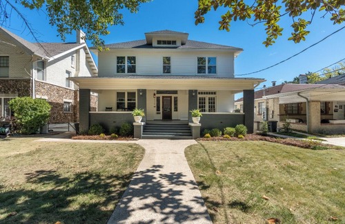 Crestline Heights Apartment | Black Velvet Suite in Highland Park, King Bed, Walkable to Rojo and More!