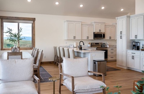 Sweetwater House | BlackBeary Cabin on Bear Lake | Hot Tub | 2 LRs