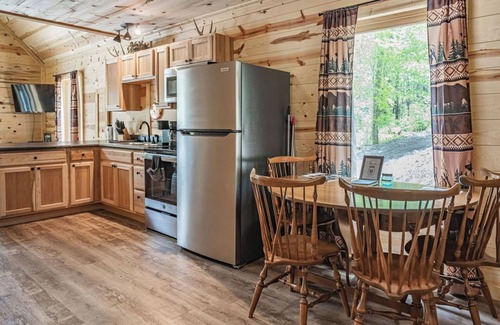 Lancaster Cabin | Blackberry Bramble: Budget-friendly in Hocking: WiFi, hot tub + Firepit