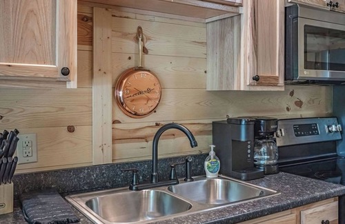 Lancaster Cabin | Blackberry Bramble: Budget-friendly in Hocking: WiFi, hot tub + Firepit
