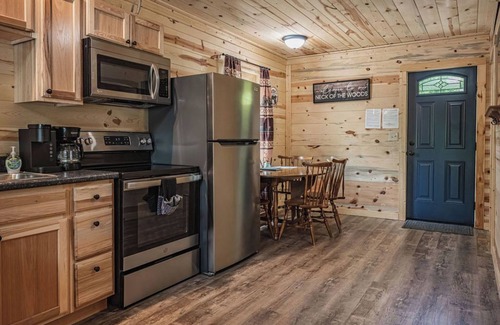Lancaster Cabin | Blackberry Bramble: Budget-friendly in Hocking: WiFi, hot tub + Firepit