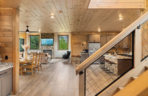 Walland Cabin | Blackberry Skies ~ Indoor Pool, Hot Tub, Theater & Stunning Mountain Views!