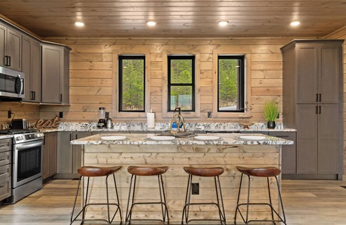Walland Cabin | Blackberry Skies ~ Indoor Pool, Hot Tub, Theater & Stunning Mountain Views!