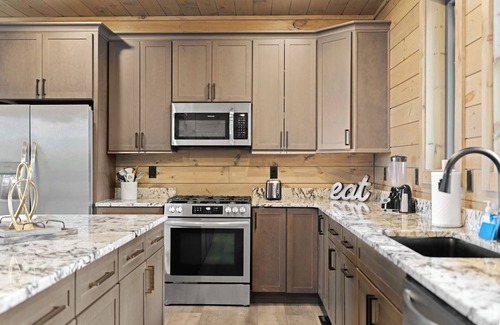 Walland Cabin | Blackberry Skies ~ Indoor Pool, Hot Tub, Theater & Stunning Mountain Views!