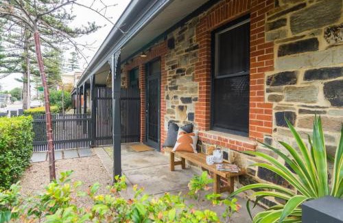 Glenelg South House | Blackbird at Arlos Glenelg South