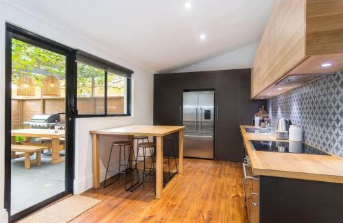 Glenelg South House | Blackbird at Arlos Glenelg South