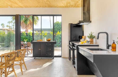 Downtown Palm Springs Hotel | Blackhaus A Suite by AvantStay | Modern Spaces