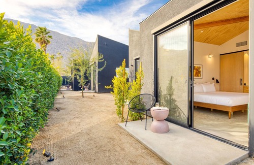 Downtown Palm Springs Hotel | Blackhaus A1 by AvantStay | Modern Room + Pool