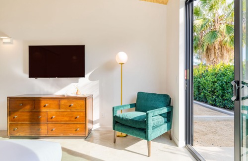 Downtown Palm Springs Hotel | Blackhaus A1 by AvantStay | Modern Room + Pool