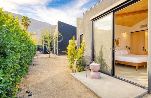Downtown Palm Springs Hotel | Blackhaus A5 by AvantStay | ADA Modern Room + Pool