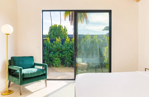 Downtown Palm Springs Hotel | Blackhaus A5 by AvantStay | ADA Modern Room + Pool