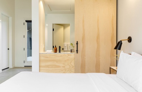 Downtown Palm Springs Hotel | Blackhaus B10 by AvantStay | Modern Room + Pool