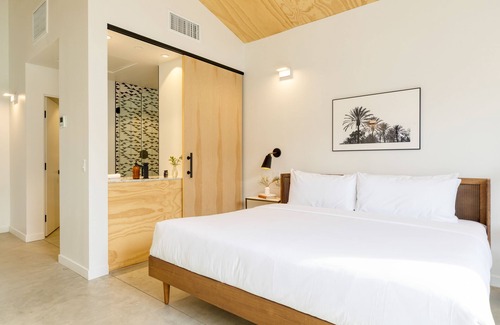 Downtown Palm Springs Hotel | Blackhaus B6 by AvantStay | Modern Room + Pool