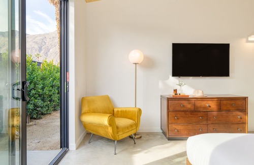 Downtown Palm Springs Hotel | Blackhaus B6 by AvantStay | Modern Room + Pool