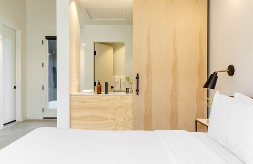 Downtown Palm Springs Hotel | Blackhaus B6 by AvantStay | Modern Room + Pool