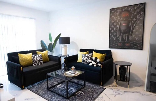 Irvington Apartment | Blackhouse II
