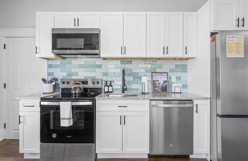 Westside Norwich Apartment | Blackjack King-3 King Beds-1.8 Mi. To Mohegan