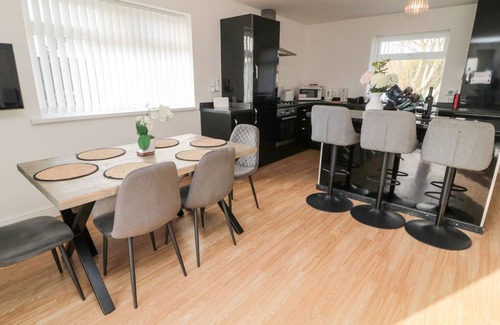 Shilbottle Cottage | BLACKSMITHS COTTAGE, pet friendly, with a garden in Shilbottle