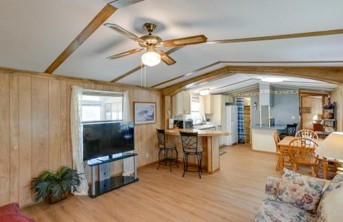 Maryneal House | Blackwell Home with Enclosed Porch Steps to Water!