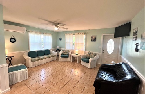 Treasure Cay Apartment | Blair's Bungalow - 2 bdrm w/dock slip Green Turtle Cay