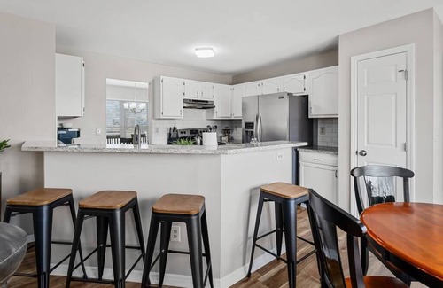 O'Fallon House | Blair's Massive House - Sleeps 12 - 4 Bed 3.5 Bath
