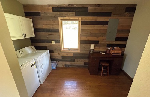 Viola House | Blakley Hobbit Charming 2-bedroom country house with AC, WiFi in soothing Viola