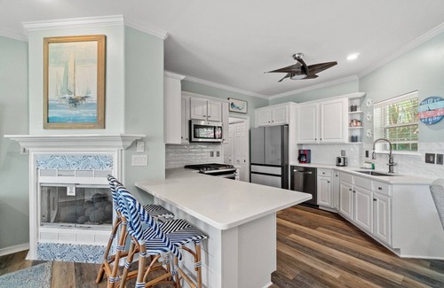 Avalon Beach Estates House | Blanc Bao with Tennis and Large Pool