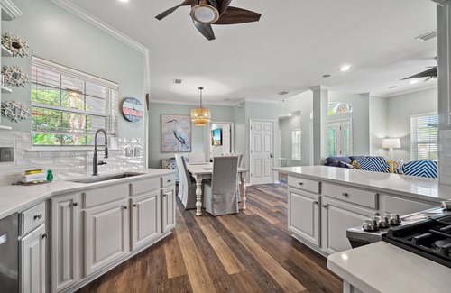 Avalon Beach Estates House | Blanc Bao with Tennis and Large Pool