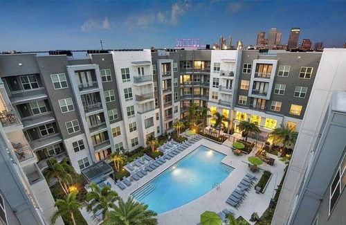 Courier City - Oscawana Apartment | Bleecker 1-110 · Luxury King Suite - Pool - Gym - FREE parking - L