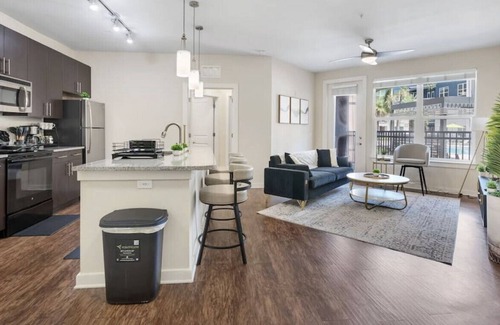 Courier City - Oscawana Apartment | Bleecker 1-110 · Luxury King Suite - Pool - Gym - FREE parking - L