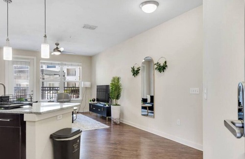 Courier City - Oscawana Apartment | Bleecker 1-110 · Luxury King Suite - Pool - Gym - FREE parking - L