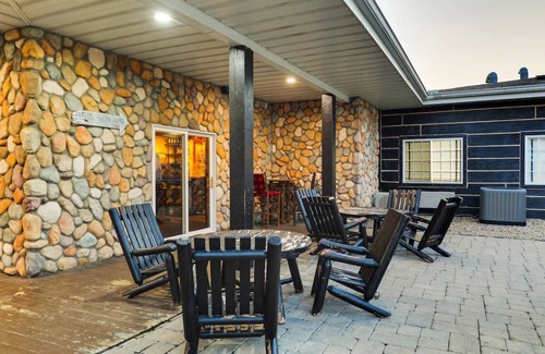 Peoria Hotel | Blend of Rustic Chic & Comfort Just off I-74 in Peoria, Free Parking | 2 Units