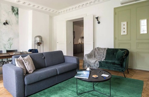 Arts-et-Metiers Apartment | BLENDING CLASSIC PARISIAN STYLE WITH MODERN DECOR: BONNE NOUVELLE