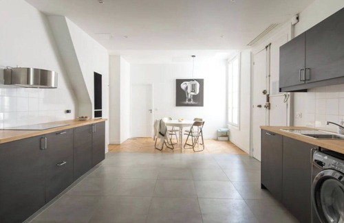 Arts-et-Metiers Apartment | BLENDING CLASSIC PARISIAN STYLE WITH MODERN DECOR: BONNE NOUVELLE