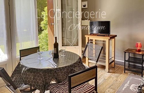 Eu Apartment | Bleu soleil, joli studio rez-de-chaussée à EU