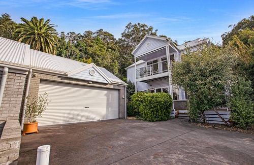 Metung House | Bliss by the Bay - Located along the beautiful Metung foreshore walks