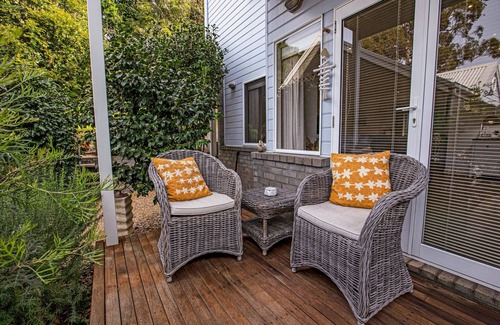 Metung House | Bliss by the Bay - Located along the beautiful Metung foreshore walks