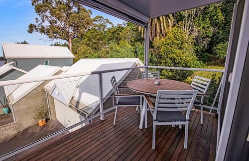 Metung House | Bliss by the Bay - Located along the beautiful Metung foreshore walks