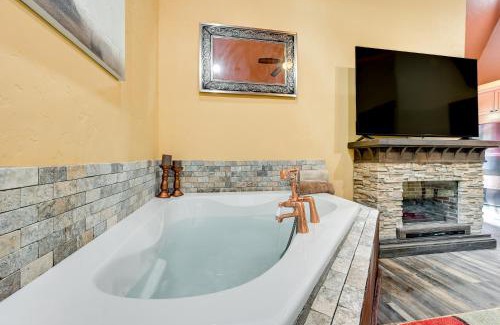 Broken Bow Apartment | Blissful Broken Bow Studio Fire Pit and Jacuzzi Tub