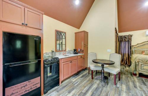 Broken Bow Apartment | Blissful Broken Bow Studio Fire Pit and Jacuzzi Tub
