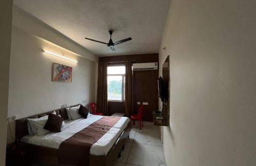 Mayapur Hotel | Blizz Stayz - Trishul Express